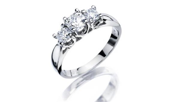 Gift Three Stone Diamond Rings to Your Love of Life
